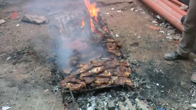 Milanesas a la pala en vivo: los albañiles cordobeses del viral aceptaron el desafío