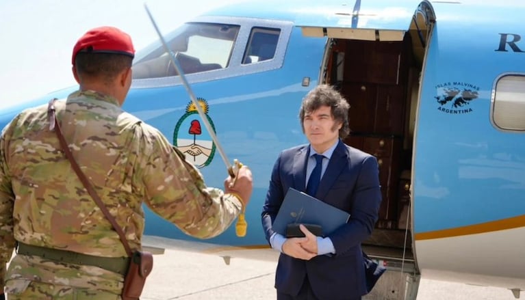 Milei al bajar del avión presidencial en Córdoba.