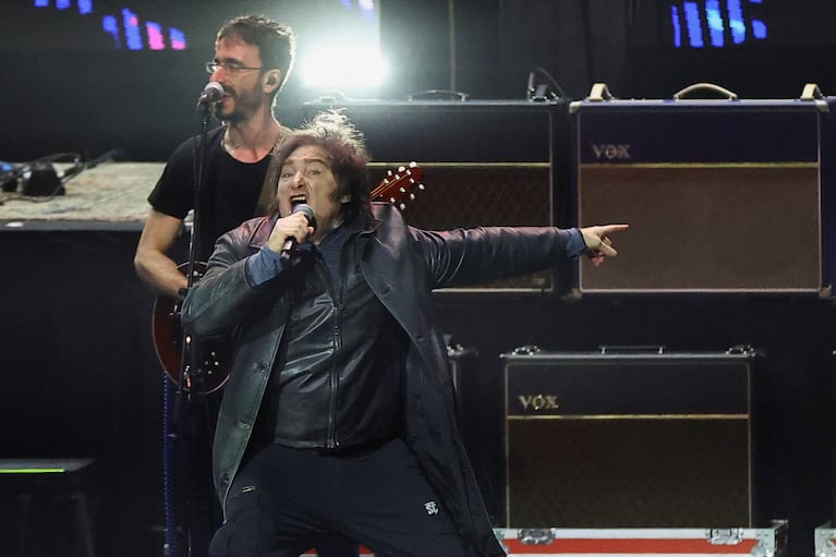 Milei cantó rock durante el acto de presentación de su libro.