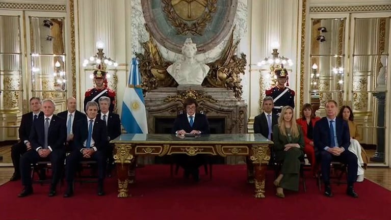Milei en cadena nacional junto a su gabinete.
