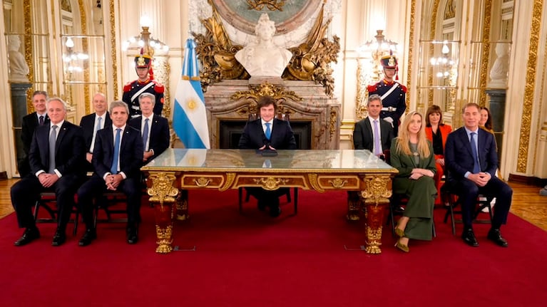Milei en cadena nacional junto a su gabinete.