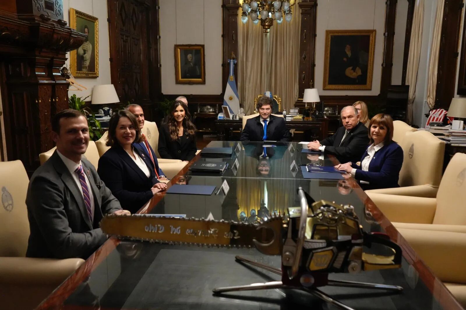 Milei en una reunión cumbre por la visa a Estados Unidos.