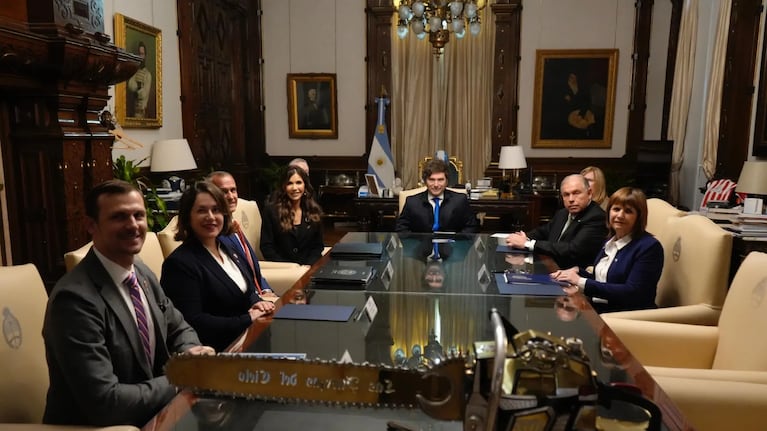 Milei en una reunión cumbre por la visa a Estados Unidos.