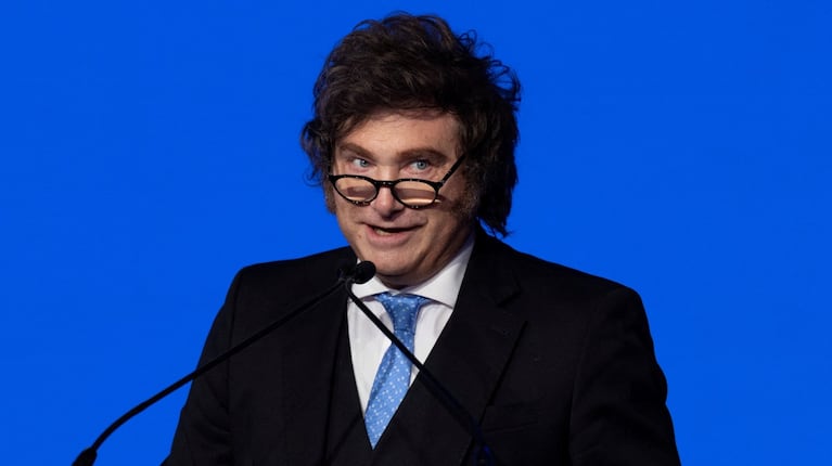 Milei firmó un DNU que cambia la Ley de Migraciones.