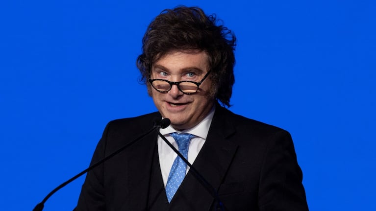 Milei firmó un DNU que cambia la Ley de Migraciones.