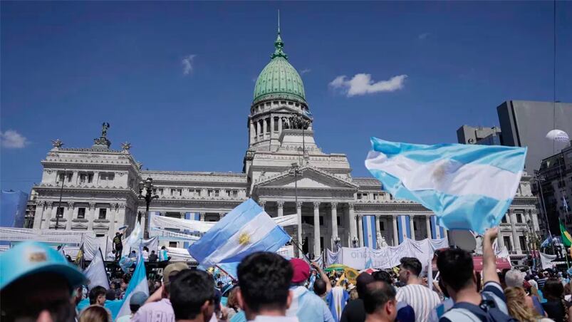 Milei fue acompañado por una multitud frente al Congreso. Foto: TN.