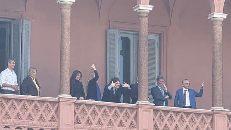 Milei hizo un "six seven" al lado de su Gabinete en la Casa Rosada.