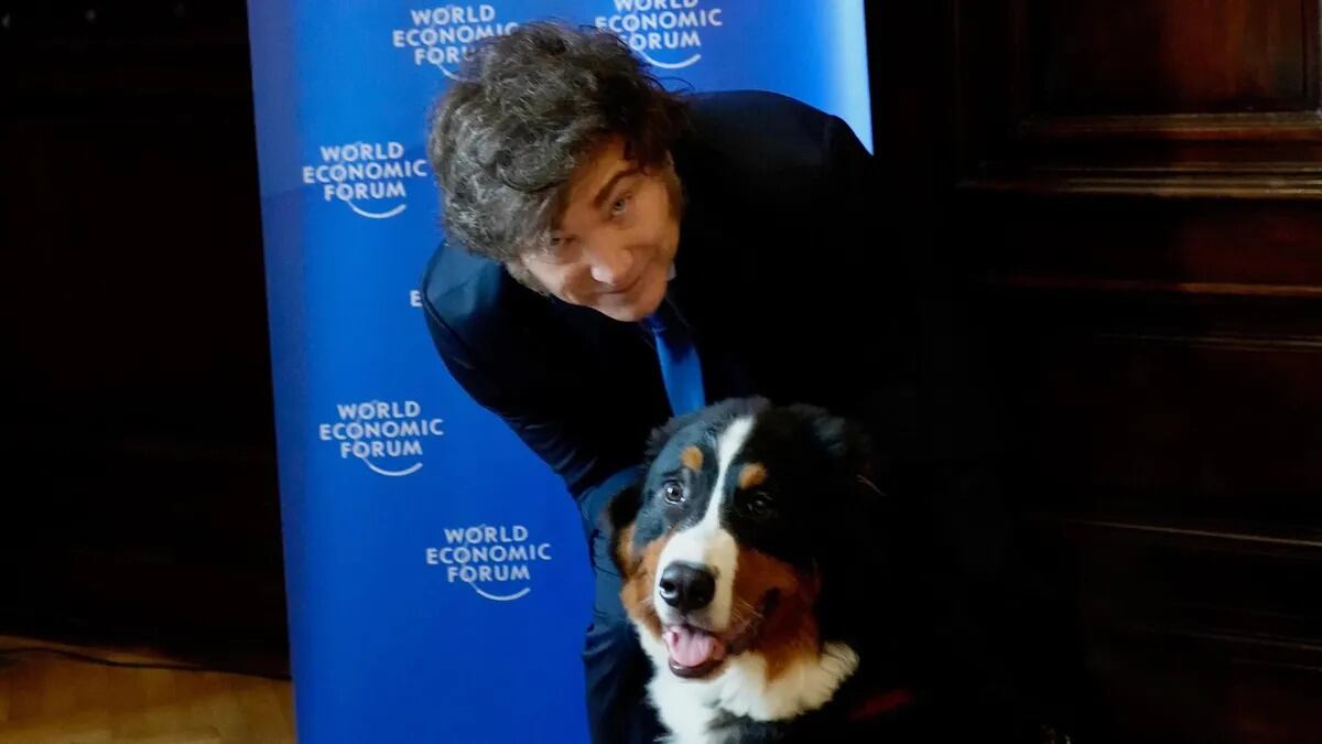 Milei junto al perro de Karina antes de disertar en el Foro Económico Mundial.