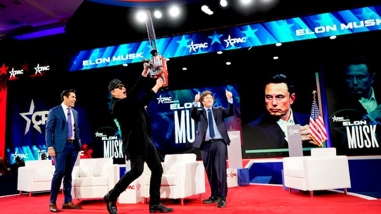 Milei le entregó la motosierra a Elon Musk durante Conferencia de Acción Política Conservadora.