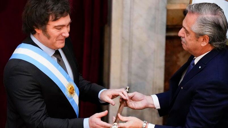 Milei recibió el bastón de mando de manos de Alberto Fernández. 
