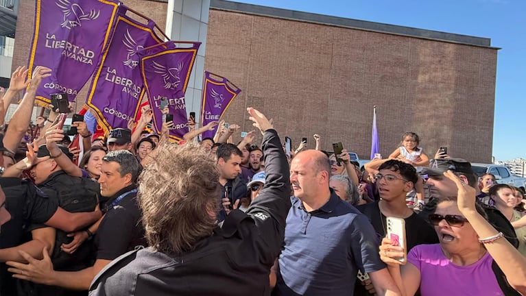 Milei saludando a militantes en el Hotel Quinto Centenario.