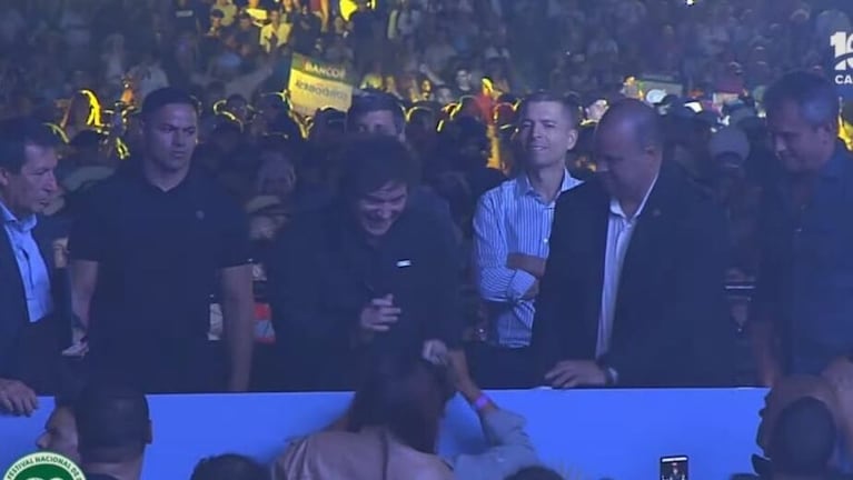 Milei saludando al público en Jesús María.