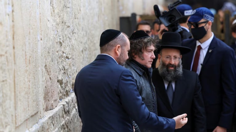 Milei visitó el Muro de los Lamentos al llegar a Israel y se reunirá con Netanyahu