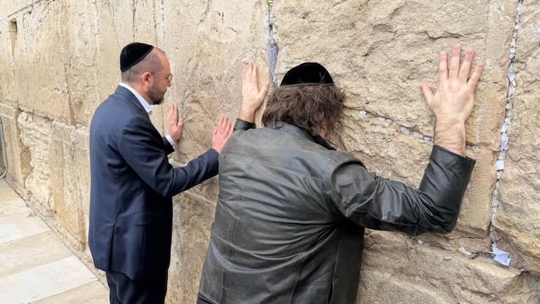 Milei visitó el Muro de los Lamentos al llegar a Israel y se reunirá con Netanyahu