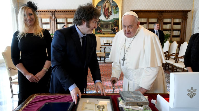 Milei y el Papa intercambiaron regalos. (Foto: Vatican Media/­Handout via REUTERS)