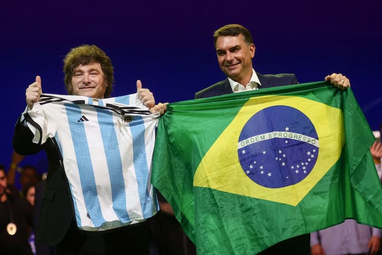 Milei y Flavio Bolsonaro.