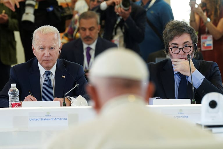 Milei y Joe Biden escuchando al Papa Francisco en el G7.