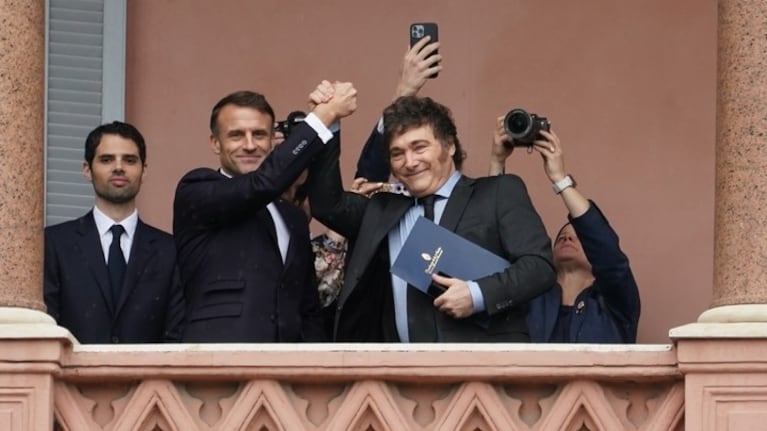 Milei y Macron salieron a saludar desde el balcón de la Rosada.