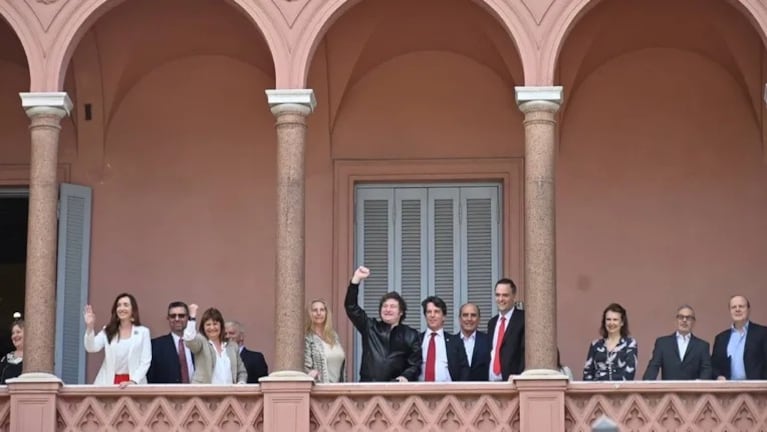 Milei y sus ministros en el balcón de Casa Rosada.
