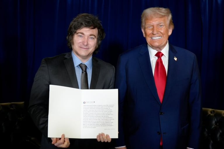 Milei y Trump, sonrientes luego de un apoyo clave.