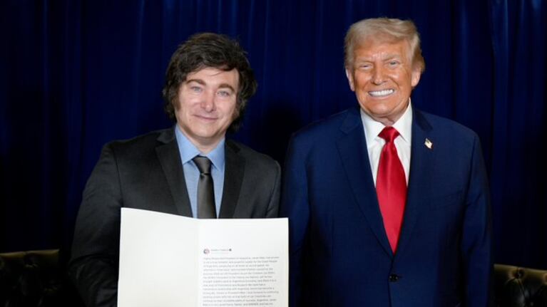 Milei y Trump, sonrientes luego de un apoyo clave.