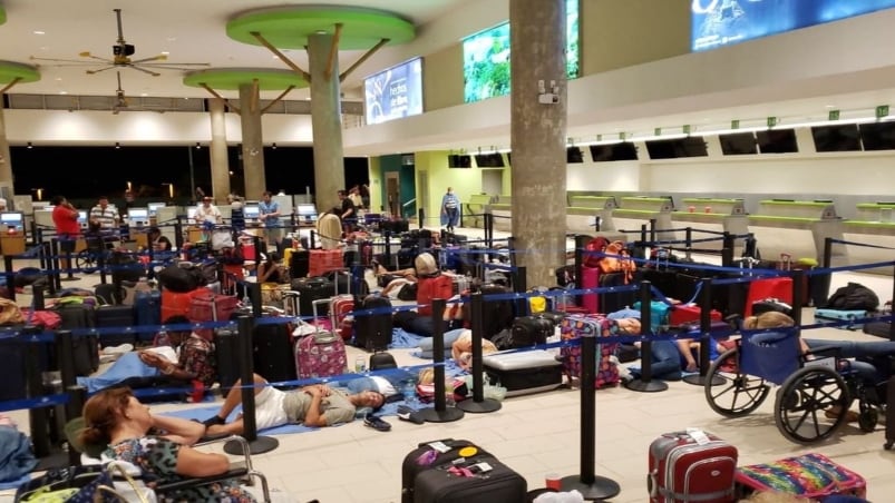 Miles de argentinos esperan en el exterior para volver al país.