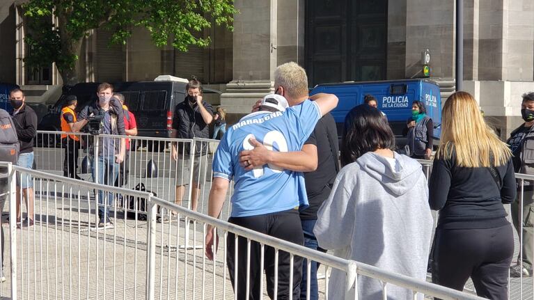 Miles de argentinos se acercaron a Casa Rosada a despedir a Maradona.