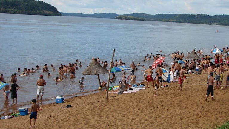 Miles de bañistas disfrutan el río Paraná durante el verano.