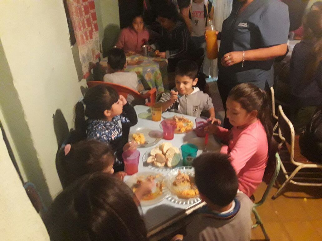 Miles de chicos reciben su cena o copa de leche gracias a la ayuda de todos.