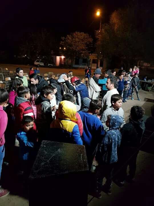 Miles de chicos reciben su cena o copa de leche gracias a la ayuda de todos.