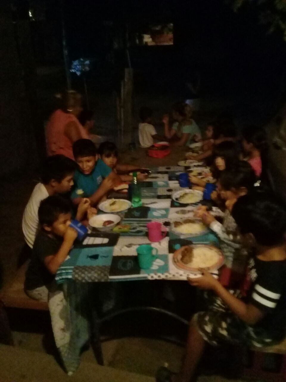 Miles de chicos reciben su cena o copa de leche gracias a la ayuda de todos.