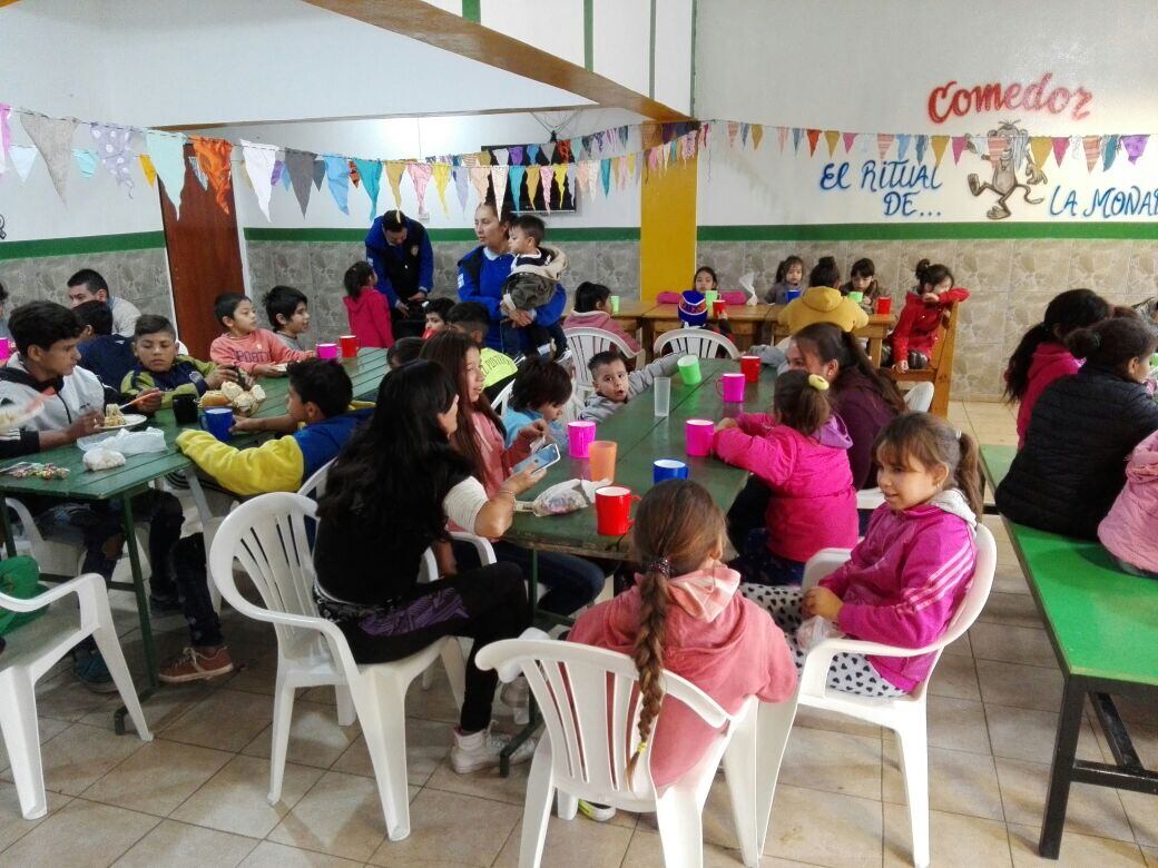 Miles de chicos reciben su cena o copa de leche gracias a la ayuda de todos.