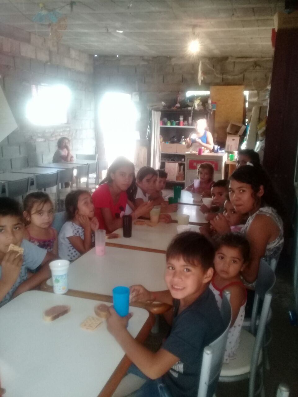 Miles de chicos reciben su cena o copa de leche gracias a la ayuda de todos.