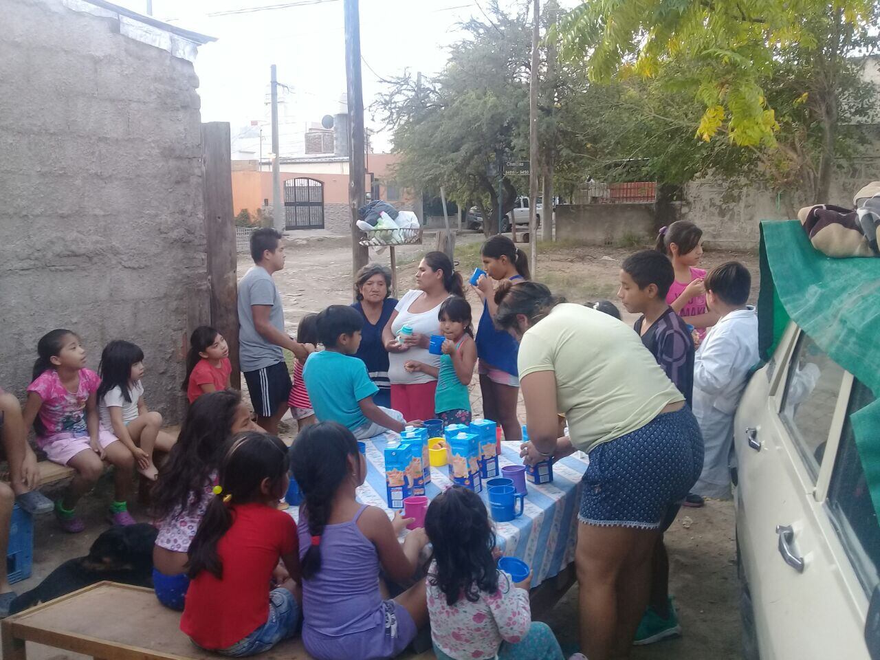 Miles de chicos reciben su cena o copa de leche gracias a la ayuda de todos.