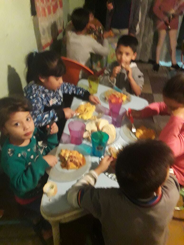 Miles de chicos reciben su cena o copa de leche gracias a la ayuda de todos.