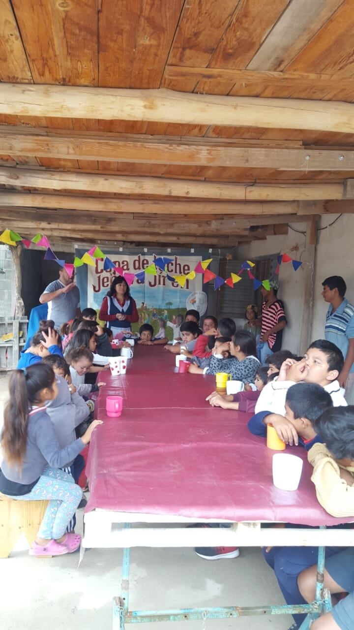 Miles de chicos reciben su cena o copa de leche gracias a la ayuda de todos.