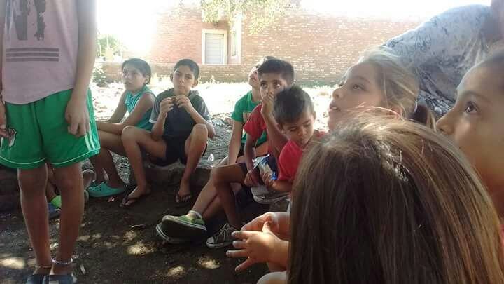 Miles de chicos reciben su cena o copa de leche gracias a la ayuda de todos.