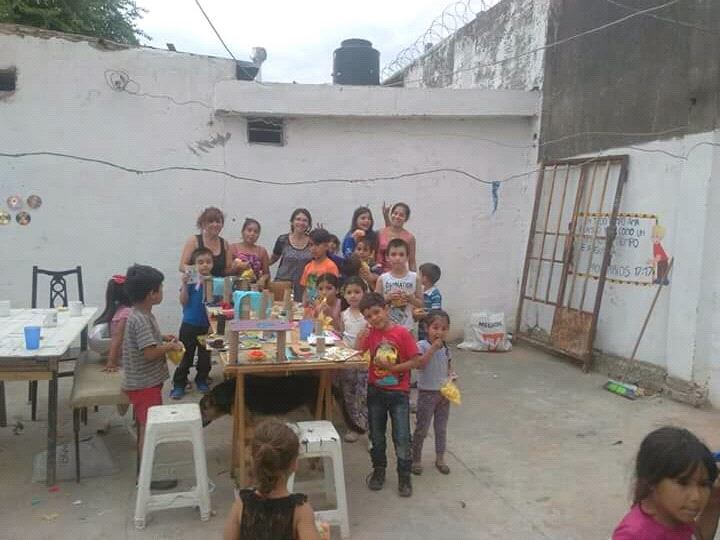 Miles de chicos reciben su cena o copa de leche gracias a la ayuda de todos.