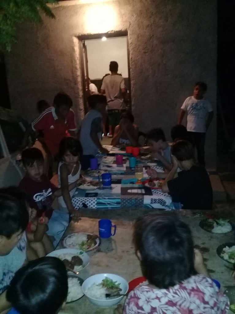 Miles de chicos reciben su cena o copa de leche gracias a la ayuda de todos.