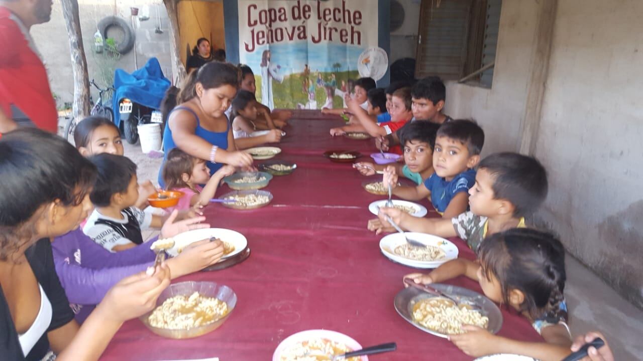 Miles de chicos reciben su cena o copa de leche gracias a la ayuda de todos.