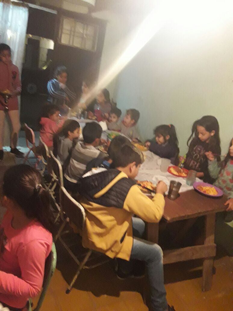 Miles de chicos reciben su cena o copa de leche gracias a la ayuda de todos.