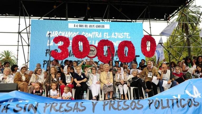 Miles de cordobeses se movilizaron por el día de la Memoria