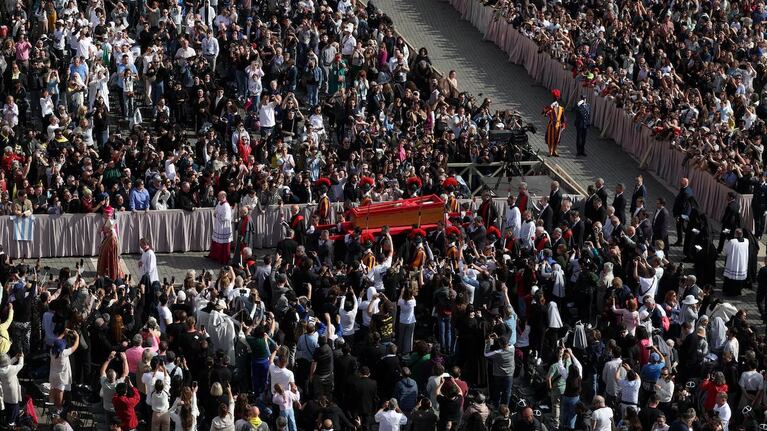 Miles de fieles despiden al Papa en el Vaticano.