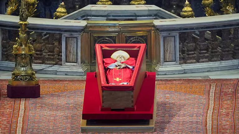 Miles de fieles despiden al papa Francisco.