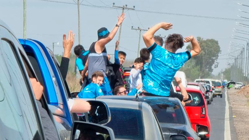 Miles de hinchas llegan al estadio de San Nicolás con toda la ilusión.