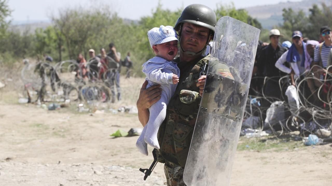 Miles de inmigrantes cruzan la frontera entre Macedonia y Grecia cerca de Gevgelija. Foto: Reuters