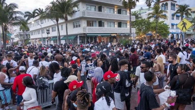 Miles de jóvenes llenaron las calles de Miami. 