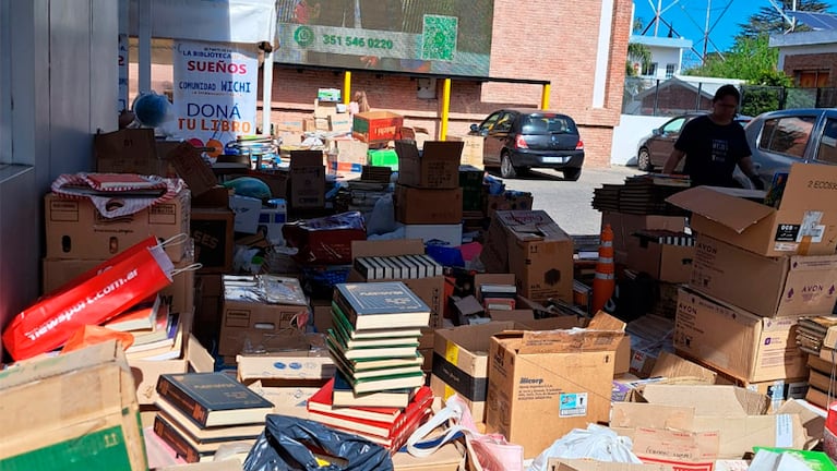 Miles de libros fueron donados para la comunidad Wichi.