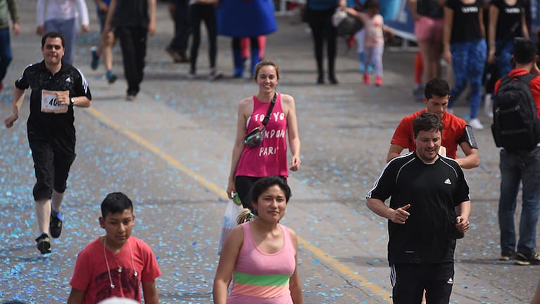 Miles de participantes, felices en la Maratón. Foto: Lucio Casalla / ElDoce.tv.