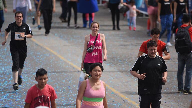 Miles de participantes, felices en la Maratón. Foto: Lucio Casalla / ElDoce.tv.